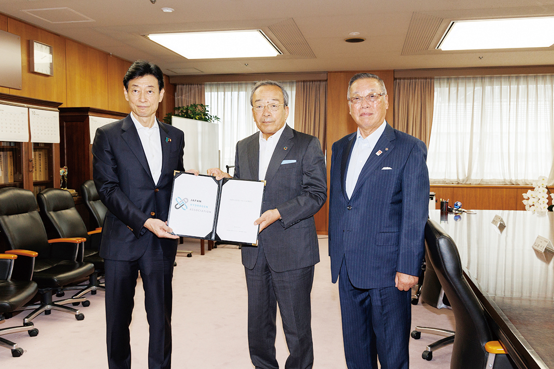 The JH2A delivers its policy proposals to Minister Nishimura of the Ministry of Economy, Trade and Industry