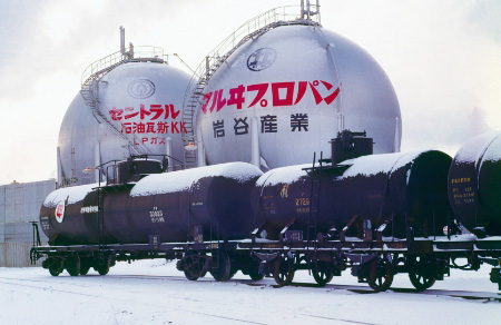 プロパンガス専用タンク貨車と球形タンク